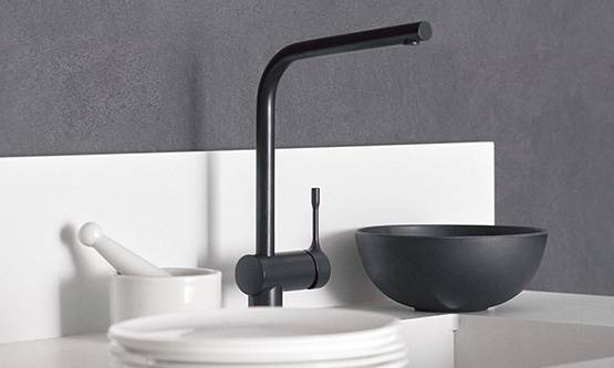 Mat crna slavina u modernom kupatilu